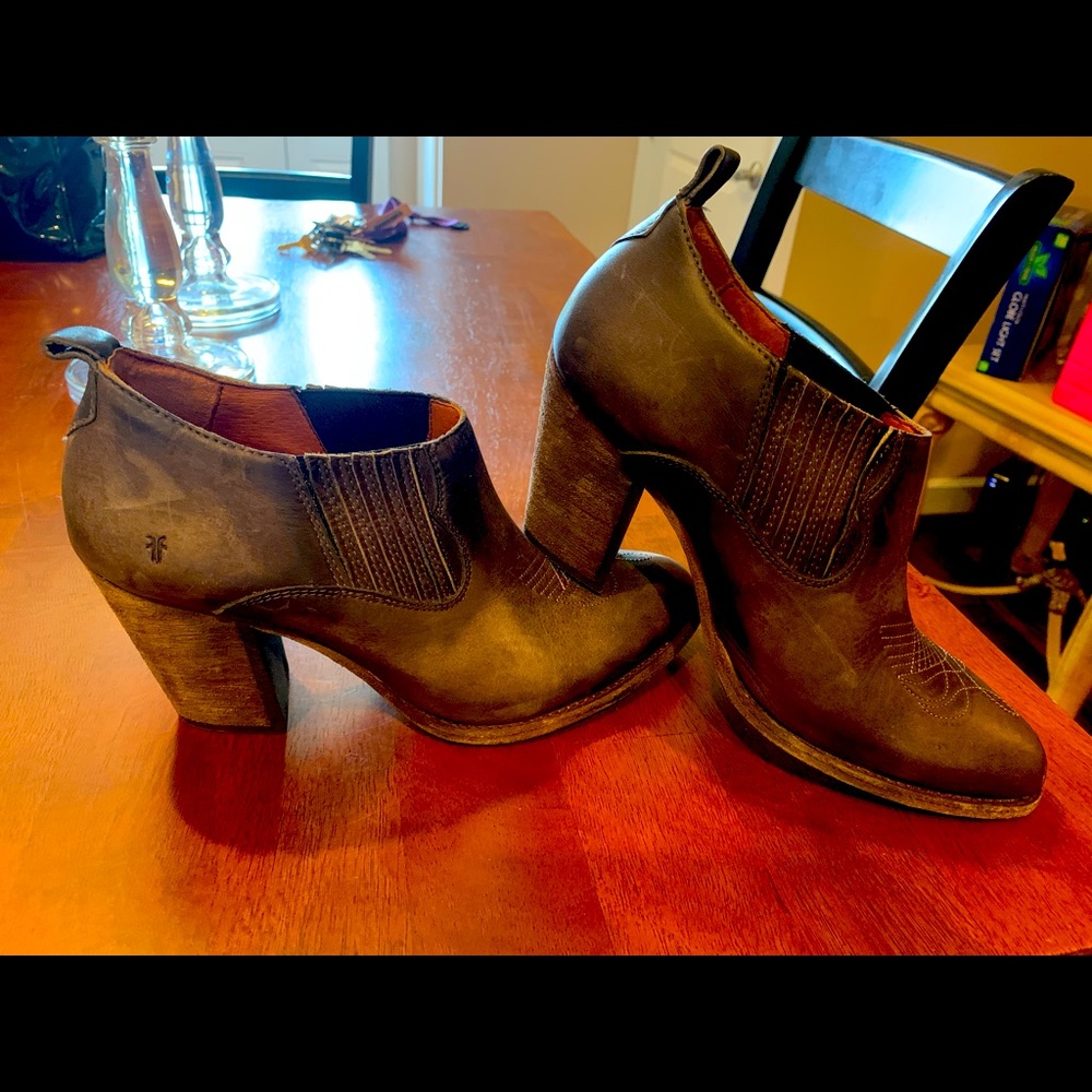 Gently worn leather boot shoes size 9M